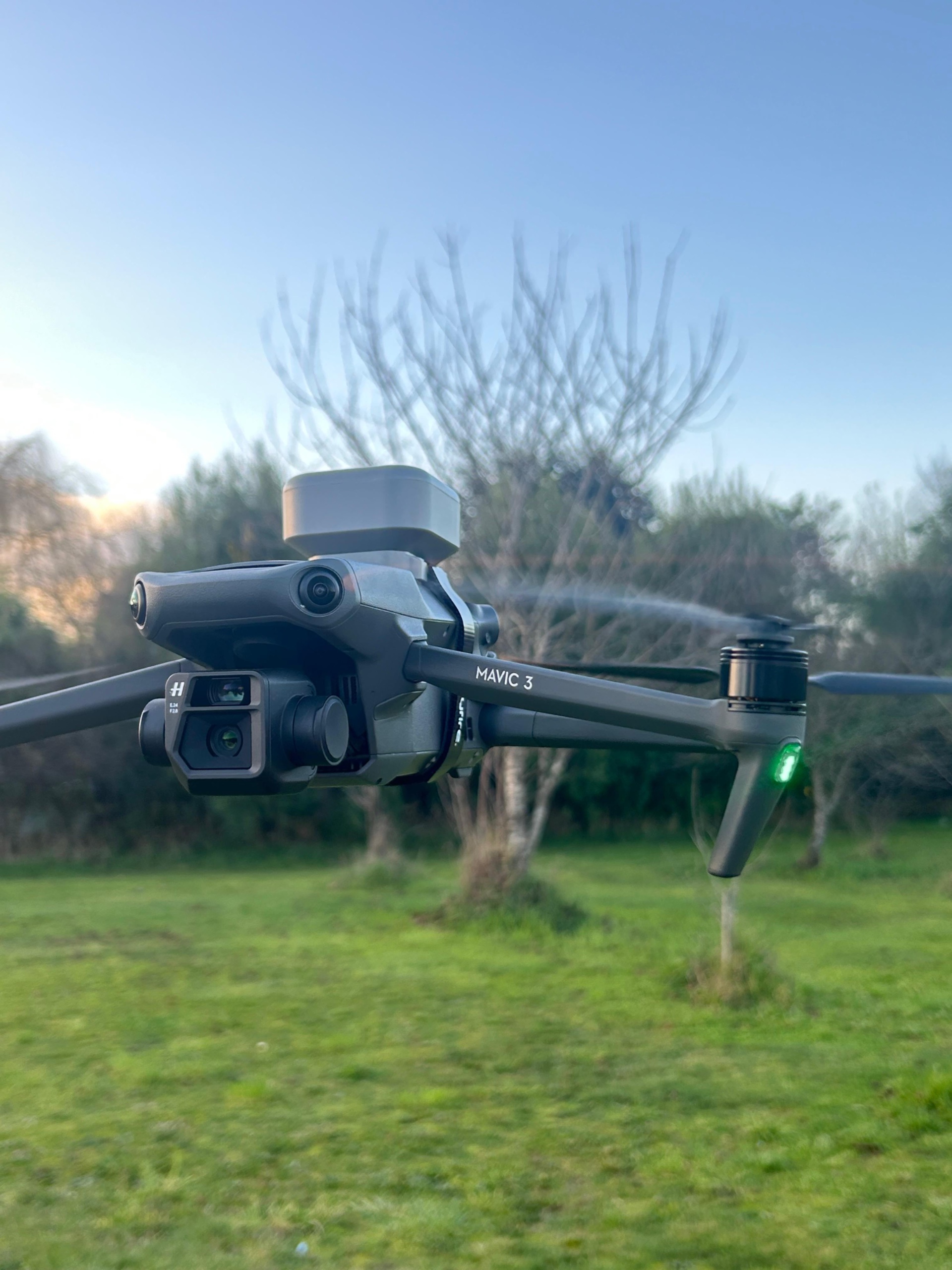Alumnos del curso de drones SkyFly Chile en práctica